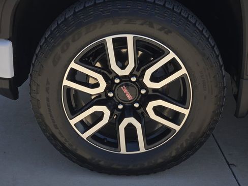 Used 2024 GMC Sierra 1500 AT4 w/ AT4 Premium Package image 9