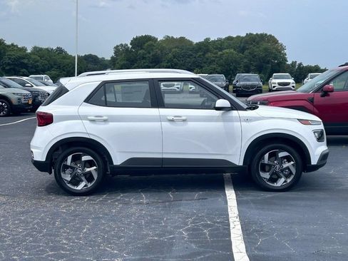 Used 2026 Hyundai Venue SEL FWD image 2