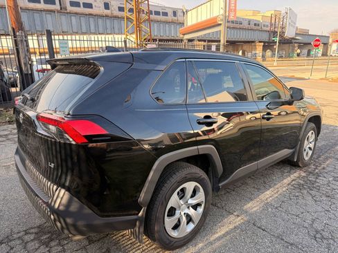 Used 2021 Toyota RAV4 LE image 5