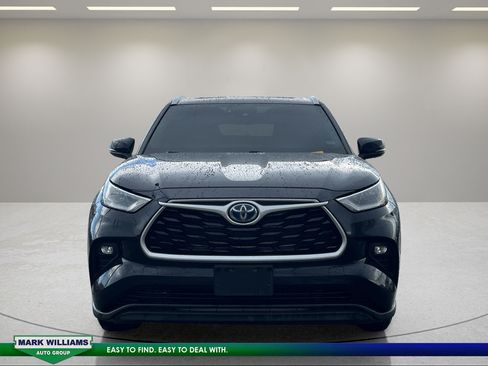 Used 2021 Toyota Highlander XLE AWD/4WD image 2