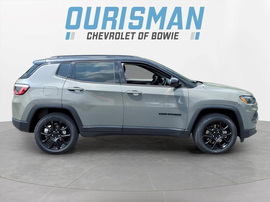 Used 2023 Jeep Compass Latitude AWD/4WD image 2