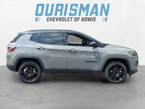 Used 2023 Jeep Compass Latitude AWD/4WD image 2