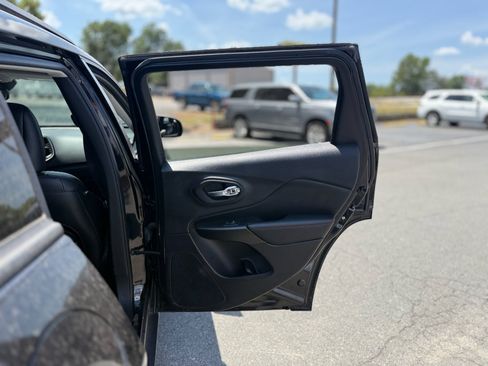 Used 2021 Jeep Cherokee Trailhawk AWD/4WD image 29