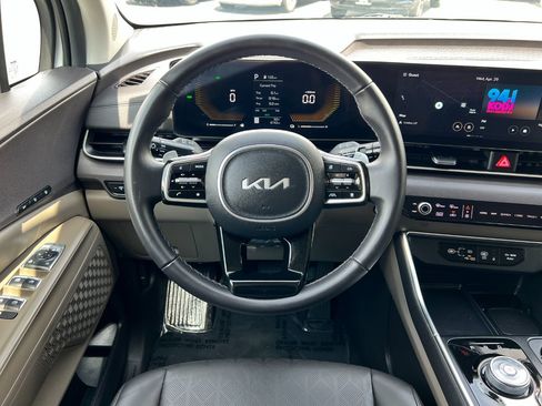Used 2025 Kia Carnival EX FWD image 13