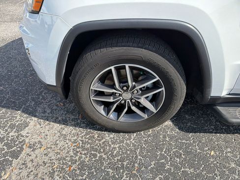 Used 2018 Jeep Grand Cherokee Limited image 11