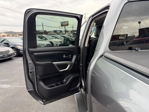 Used 2018 Nissan Titan SL image 32
