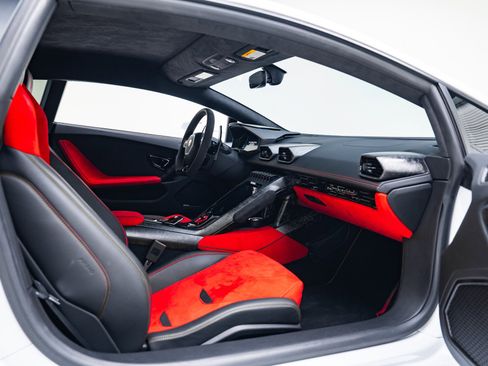 Used 2020 Lamborghini Huracan EVO image 32