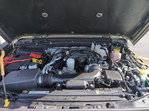 Used 2025 Jeep Gladiator Sport image 32