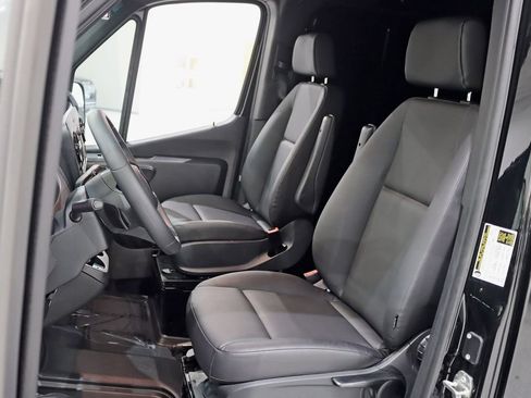 Used 2025 Mercedes-Benz Sprinter 2500 image 19