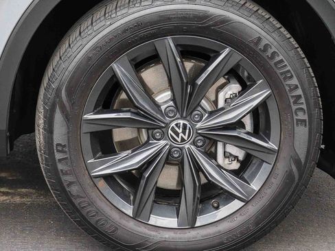 Used 2024 Volkswagen Tiguan SE w/ Panoramic Sunroof Package FWD image 6