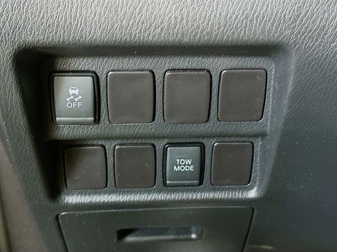 Used 2017 Nissan Pathfinder S image 16