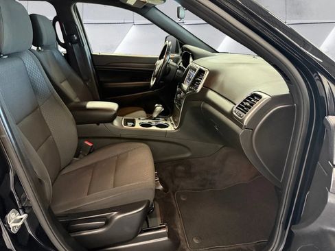 Used 2018 Jeep Grand Cherokee Laredo AWD/4WD image 15