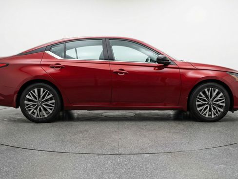 Used 2025 Nissan Altima 2.5 SV image 11