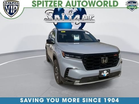 Used 2025 Honda Pilot TrailSport image 2