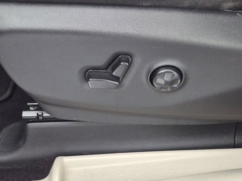 Used 2024 Chrysler Pacifica Touring-L FWD image 14