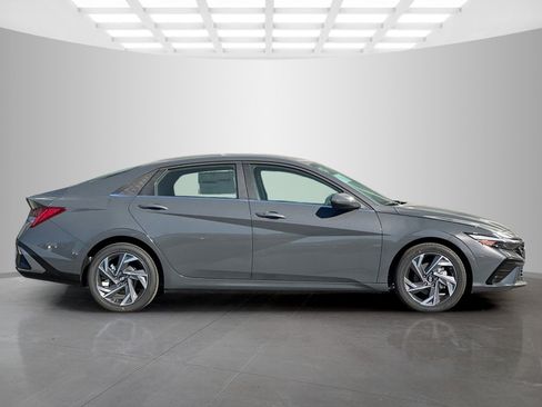 New 2025 Hyundai Elantra SEL image 3