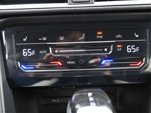 Certified 2025 Volkswagen Taos SE image 22