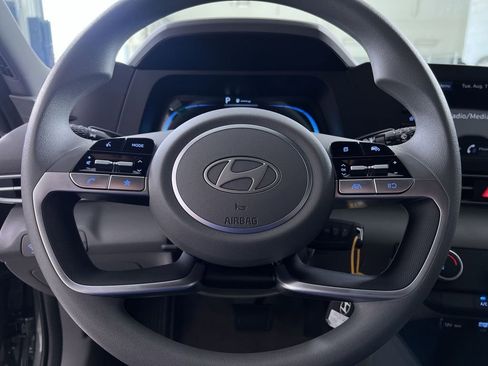 Used 2025 Hyundai Elantra SE image 16