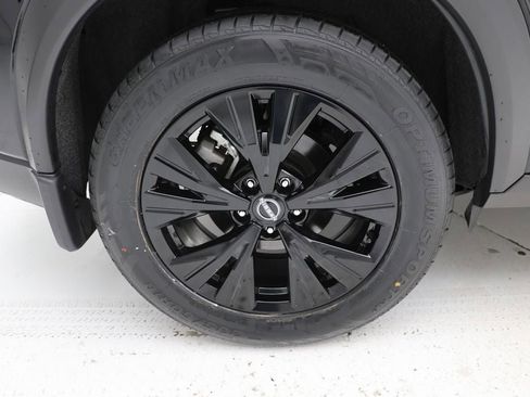 Used 2023 Nissan Rogue SV w/ SV Premium B Package image 9