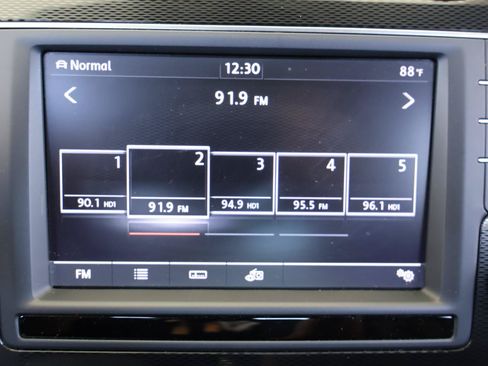 Used 2017 Volkswagen Golf 4-Door FWD image 45