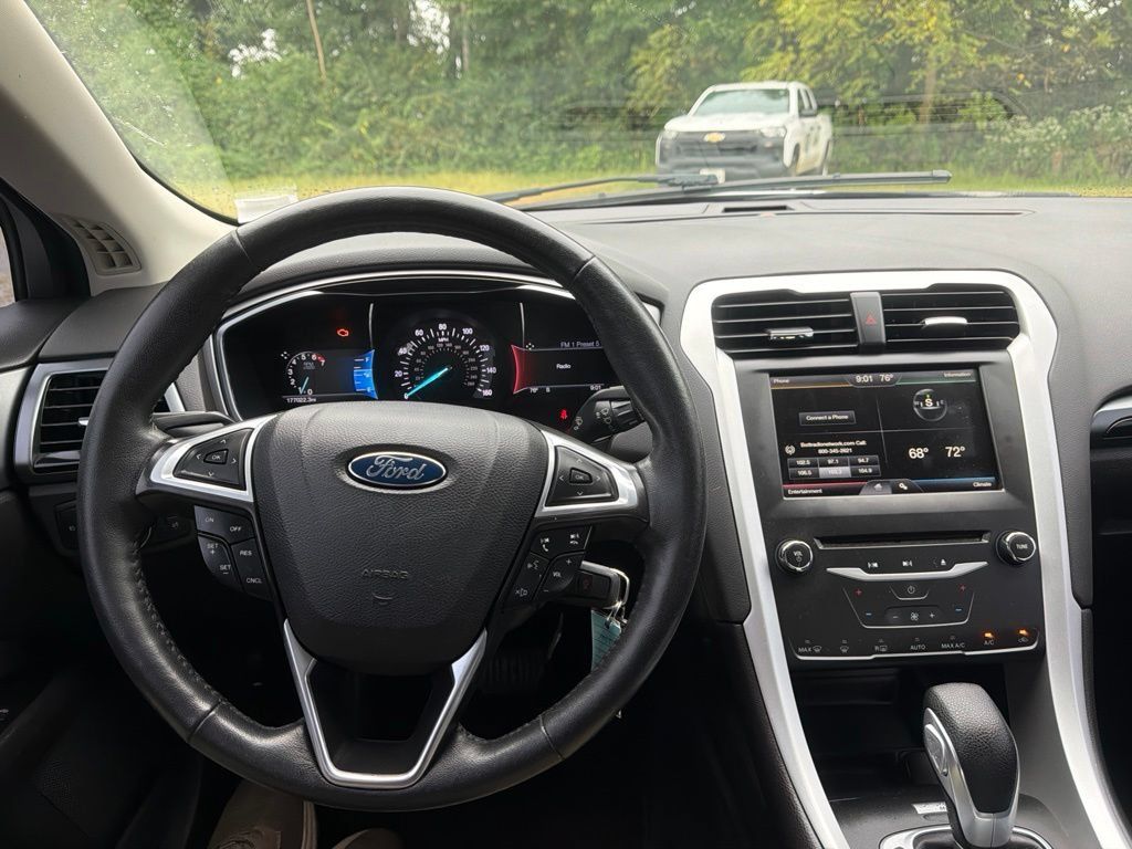 Used 2015 Ford Fusion SE FWD image 4