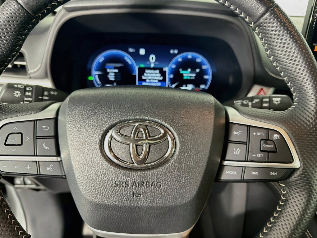 Used 2025 Toyota Sienna XSE w/ XSE Plus Package FWD image 16
