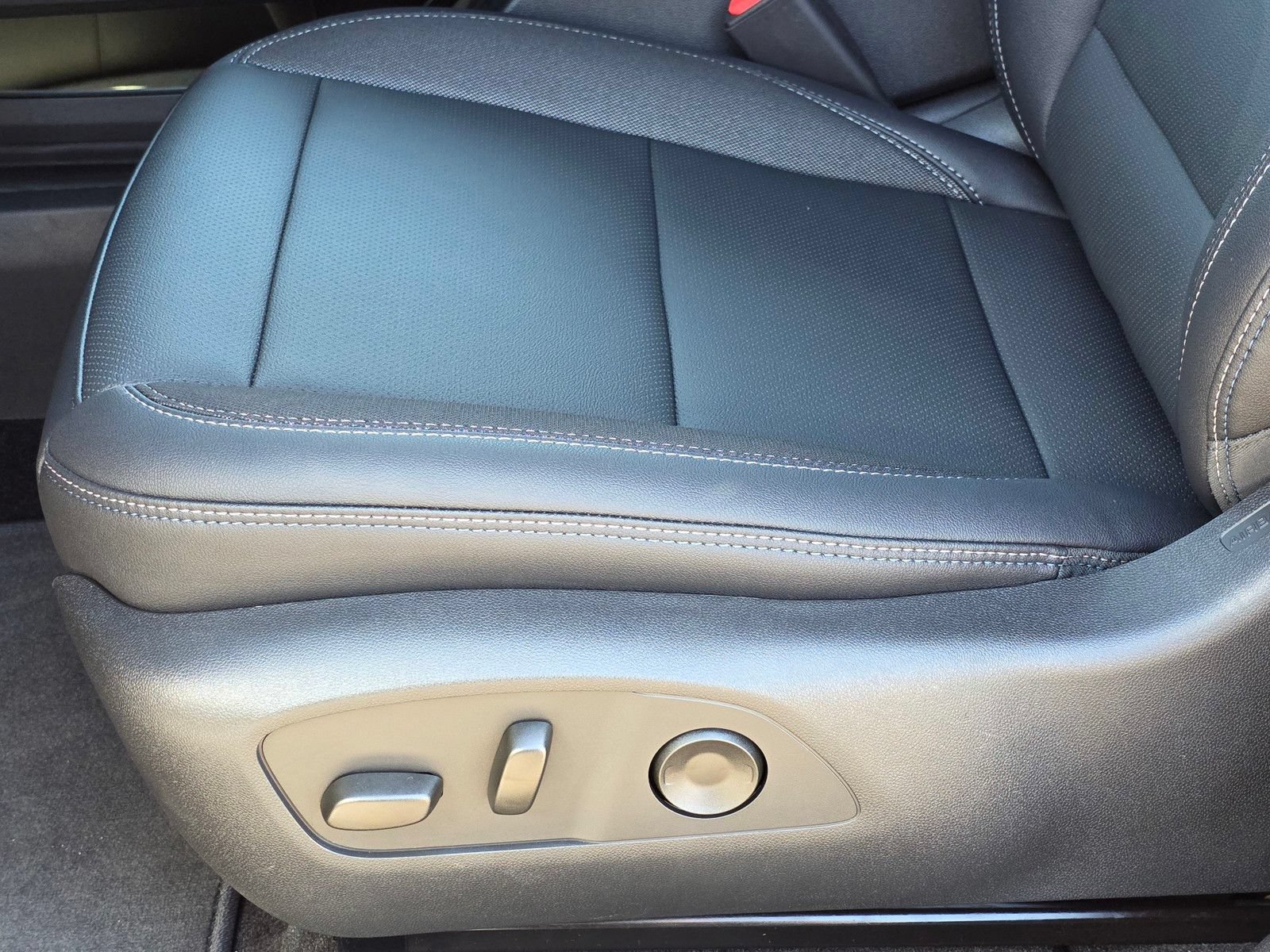 New 2026 Chevrolet Equinox EV LT w/ LPO, Blackout Package FWD image 23
