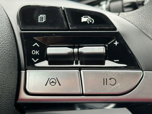 Certified 2025 Hyundai Elantra SE FWD image 31
