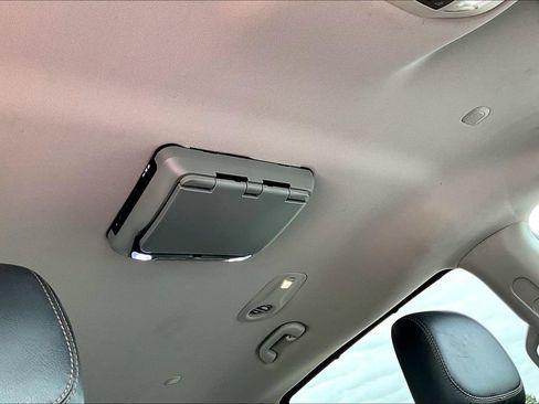 Used 2017 Chrysler Pacifica Touring-L w/ Tire & Wheel Group FWD image 19