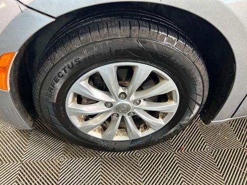Used 2017 Chrysler Pacifica Touring-L FWD image 11