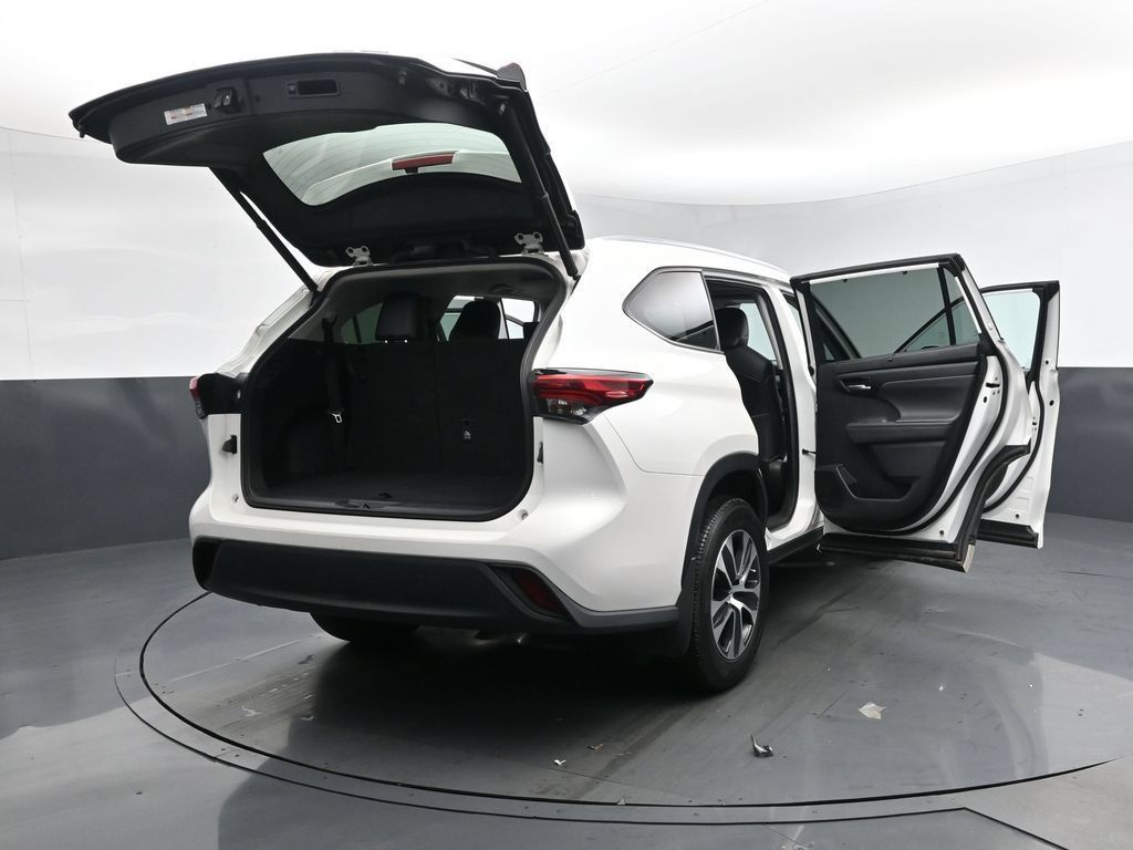 Used 2021 Toyota Highlander XLE AWD/4WD image 26