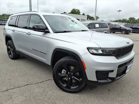 Used 2025 Jeep Grand Cherokee L Altitude AWD/4WD image 2