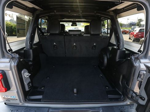 Used 2022 Jeep Wrangler Unlimited Sahara w/ Cold Weather Group AWD/4WD image 7
