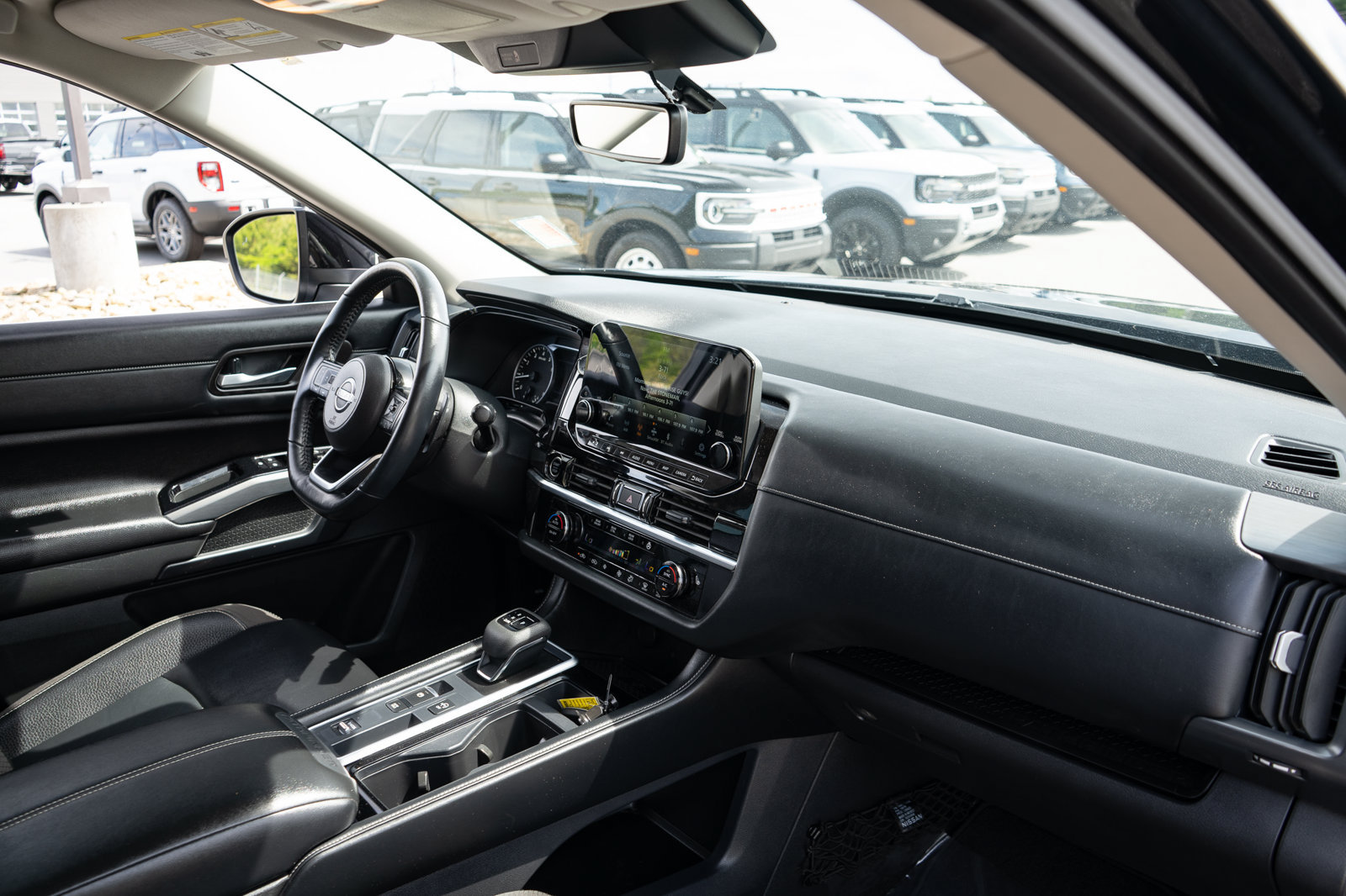 Used 2024 Nissan Pathfinder SL w/ Black Appearance Package FWD image 22