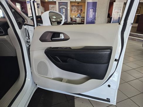 Used 2018 Chrysler Pacifica Touring Plus w/ Tire & Wheel Group image 13