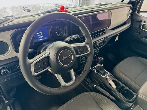 Used 2025 Jeep Wrangler Unlimited Sahara w/ Safety Group image 11