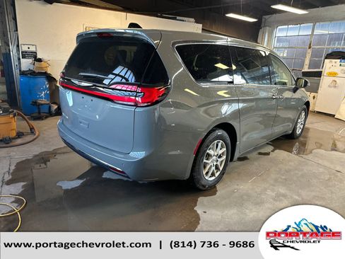 Used 2023 Chrysler Pacifica Touring-L image 5
