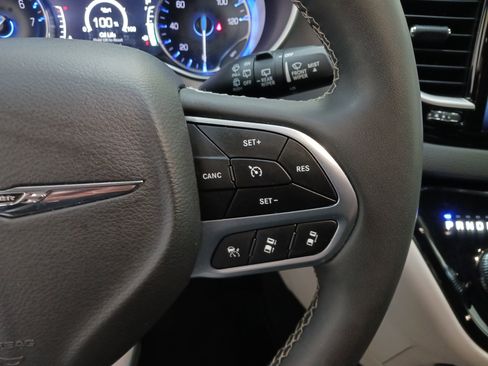 Used 2024 Chrysler Pacifica Touring-L FWD image 16
