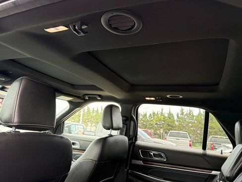 Used 2018 Ford Explorer Limited w/ Equipment Group 301A AWD/4WD image 8