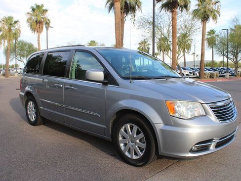 Used 2014 Chrysler Town & Country Touring FWD image 7