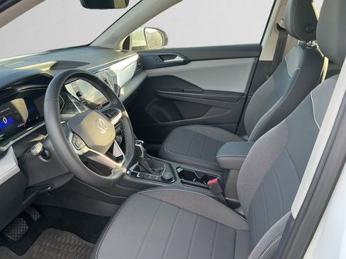 Used 2024 Volkswagen Taos SE w/ Panoramic Sunroof Package image 9