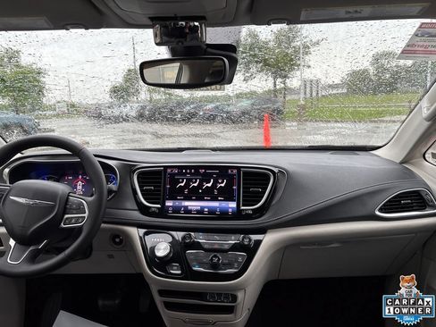 Used 2023 Chrysler Pacifica Touring-L FWD image 2