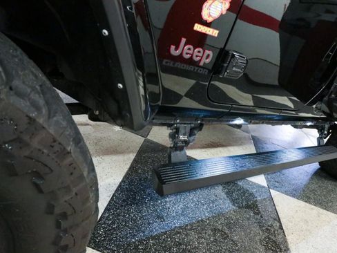 Used 2022 Jeep Gladiator Rubicon w/ LED Lighting Group AWD/4WD image 34