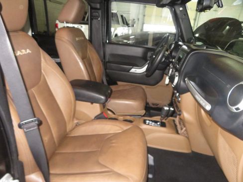 Used 2013 Jeep Wrangler Unlimited Sahara w/ Connectivity Group AWD/4WD image 33