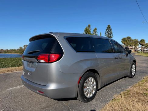 Used 2018 Chrysler Pacifica L image 6