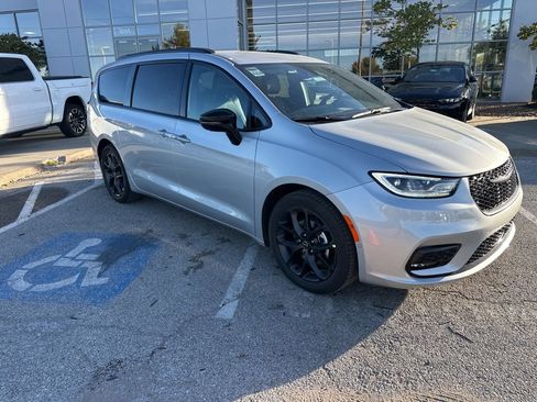 New 2026 Chrysler Pacifica Select image 41