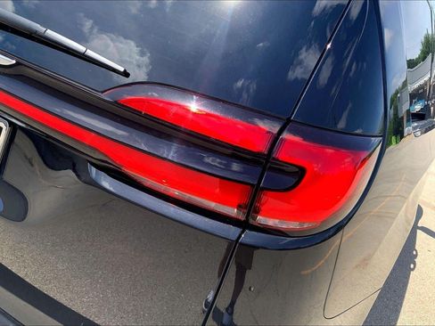 Used 2024 Chrysler Pacifica Pinnacle FWD image 28