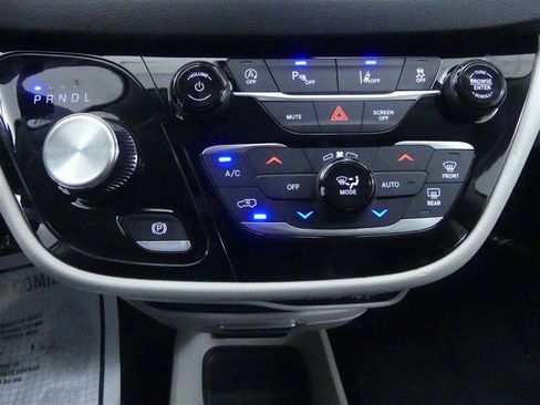 Used 2024 Chrysler Pacifica Touring-L FWD image 17