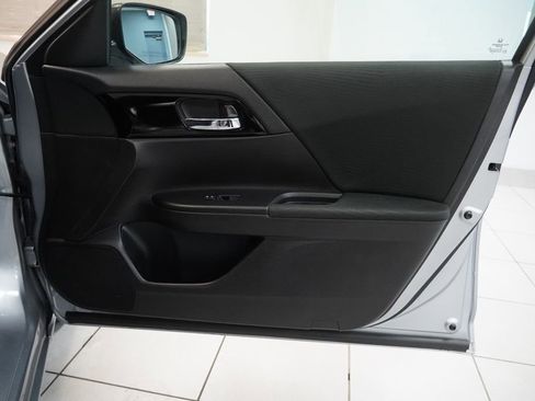 Used 2017 Honda Accord LX image 22