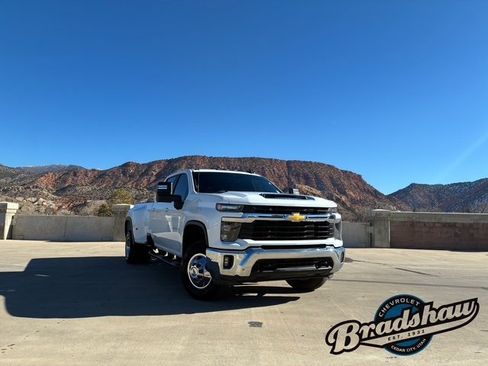 Used 2025 Chevrolet Silverado 3500 LT image 2